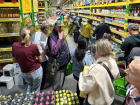 Одесситы бросились запасаться продуктами: огромные очереди появились в супермаркетах