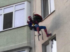 В Одессе человек-паук пытался залезть в окно многоэтажки