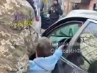 Сотрудники ТЦК в Одессе вытащили мужчину из автомобиля и жестоко избили на глазах у прохожих