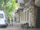 В Одессе клиент подарил заказанную еду курьеру из-за военкомов во дворе