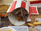 «Черная курица, сырое мясо»: одесситы пожаловались на отравления в ресторане KFC