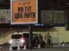 Военкомы в Одессе жестко мобилизовали велосипедиста под плакатом с призывом жить