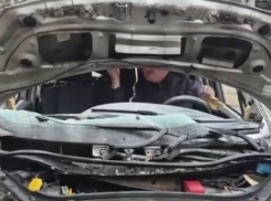 В Одессе мужчина сел в уничтоженную после прилета машину и уехал – видео