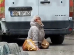 В сети появилось видео, как сотрудники ТЦК сбили автобусом пенсионерку в Одессе