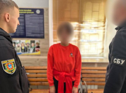 Одесситка, пытавшаяся повесить флаг России на памятник, сделала заявление на допросе