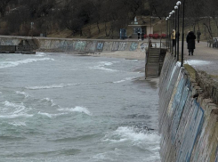 Сильный шторм уничтожил одесский пляж и оголил бетонные руины