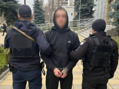 Одессита под угрозой ножа в его квартире ограбили гости