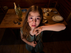 Море крови, во рту отрезанный член: на Одещине юная маньячка расправилась с педофилом