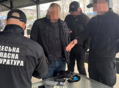 В Одессе таможенный инспектор брал взятки с бизнеса за экспорт одежды в Молдову