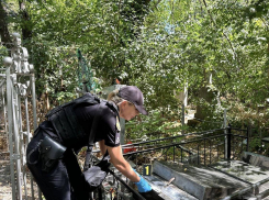 Вандалы разбили надгробия на кладбище в Одессе