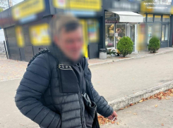 В Одессе задержали агрессивного мужчину с ножами, угрожавшего прохожим