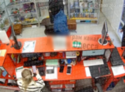 Соцсети: в Одессе люди в масках ворвались в магазин и похитили сотрудника