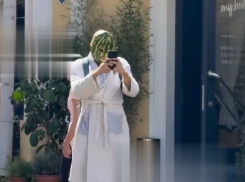 Человек-арбуз в халате шокировал жителей Одессы – видео