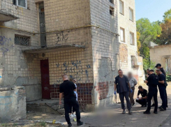 Не вовремя родился: одесситка выбросила в окно младенца, помешавшего ей бухать