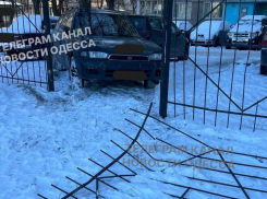 Водитель протаранил забор лицея в Одессе, ему стало плохо за рулем 