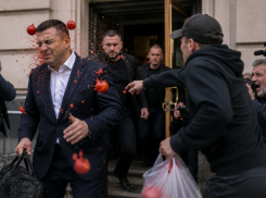 За крышевание одесских колл-центров Нардепа Верховной Рады забросали помидорами