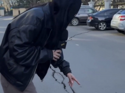 Крупная трещина, образовавшаяся в Одессе, напугала жителей