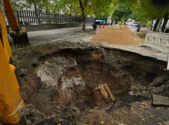 Одесса провалилась под землю на улице Дидрихсона: коммунальщики вытаскивают из ямы технику