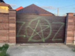 В Одессе мужчина нарисовал на заборе соседа российскую и советскую символику