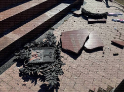 Одесские активисты разрушили Александровскую колонну в парке Шевченко