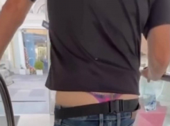 Брутал в розовых стрингах: случай на эскалаторе в Одессе попал на видео