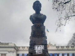 Одесские вандалы приклеили на памятник Пушкину надпись «Груз 200»