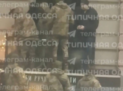 Группа из десяти военкомов похитила мужчину прямо из парикмахерской