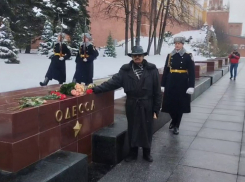 Правнук Сталина возложил цветы к памятнику Одессы на Красной площади