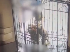В Одессе военкомы упустили призывника, не справившись с воротами - видео