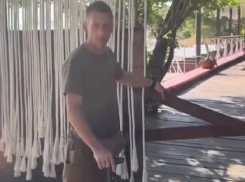 Ветеран ВСУ без ноги сломал забор на захваченном пляже в Одессе