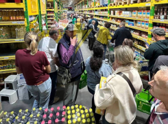 Одесситы бросились запасаться продуктами: огромные очереди появились в супермаркетах