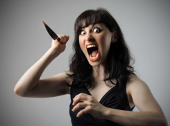 В Одессе девушка по-пьяни всадила нож в яйца военному