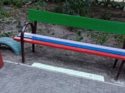 В Одессе кто-то покрасил лавку в цвета российского триколора  