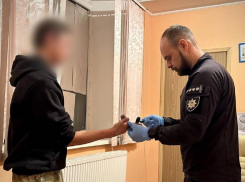 В Одессе двое мужчин жестоко избили и ограбили прохожего