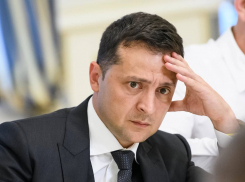 «Избавься от Ермака и отдай Донбасс»: Зеленского взяли в тиски со всех сторон