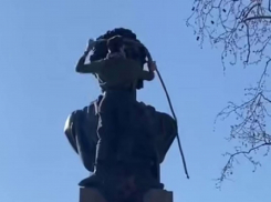 В Одессе вандалы накинули удавку на бюст Пушкину и написали «Ищу бульдозер»