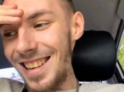 Появилось видео как бухой мужик в Одессе забыл ребёнка в такси