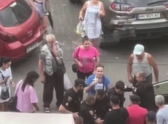 Массовая драка полиции с горожанами из-за мобилизации произошла в Одессе