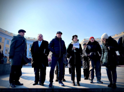 Мэр Одессы показал гостям из ЮНЕСКО памятник Пушкину, готовящийся к сносу