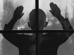 В Одессе патрульный вымогал деньги у родителей, чей ребенок выпал из окна и погиб