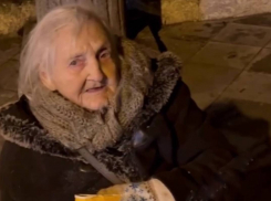 Одесситка посадила мать на цепь и заставила побираться на улице