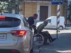 В Одессе военный-инвалид полз в уличный туалет на руках, так как коляска не прошла
