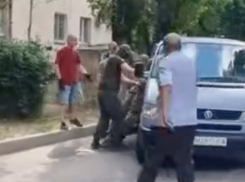 В Одессе шестеро военкомов мобилизовали мужчину в одних трусах