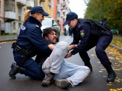 Девушки-полицейские напали на парня в Одессе и залили газом грудного малыша в коляске