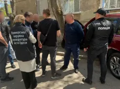 В Одессе преподаватель торговал сессиями и собирал со студентов конверты с долларами