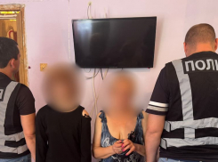 Мать с несовершеннолетней дочерью подожгли авто военных в Одессе