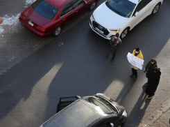 В Одессе люди перекрыли дорогу, требуя вернуть в дома свет