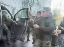 В Одессе военком ударил мужчину и угрожал ему оружием