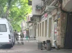 В Одессе клиент подарил заказанную еду курьеру из-за военкомов во дворе