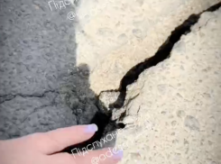 Район с многоэтажками в Одессе может рухнуть в море из-за трещины в асфальте